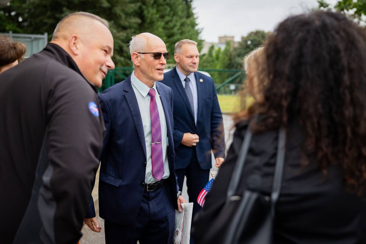Ant Vilniaus televizijos bokšto išskleidė didžiausią Lietuvoje kada nors iškeltą JAV vėliavą