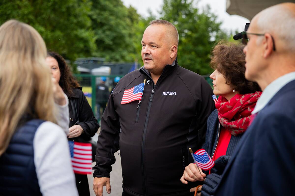 Ant Vilniaus televizijos bokšto išskleidė didžiausią Lietuvoje kada nors iškeltą JAV vėliavą