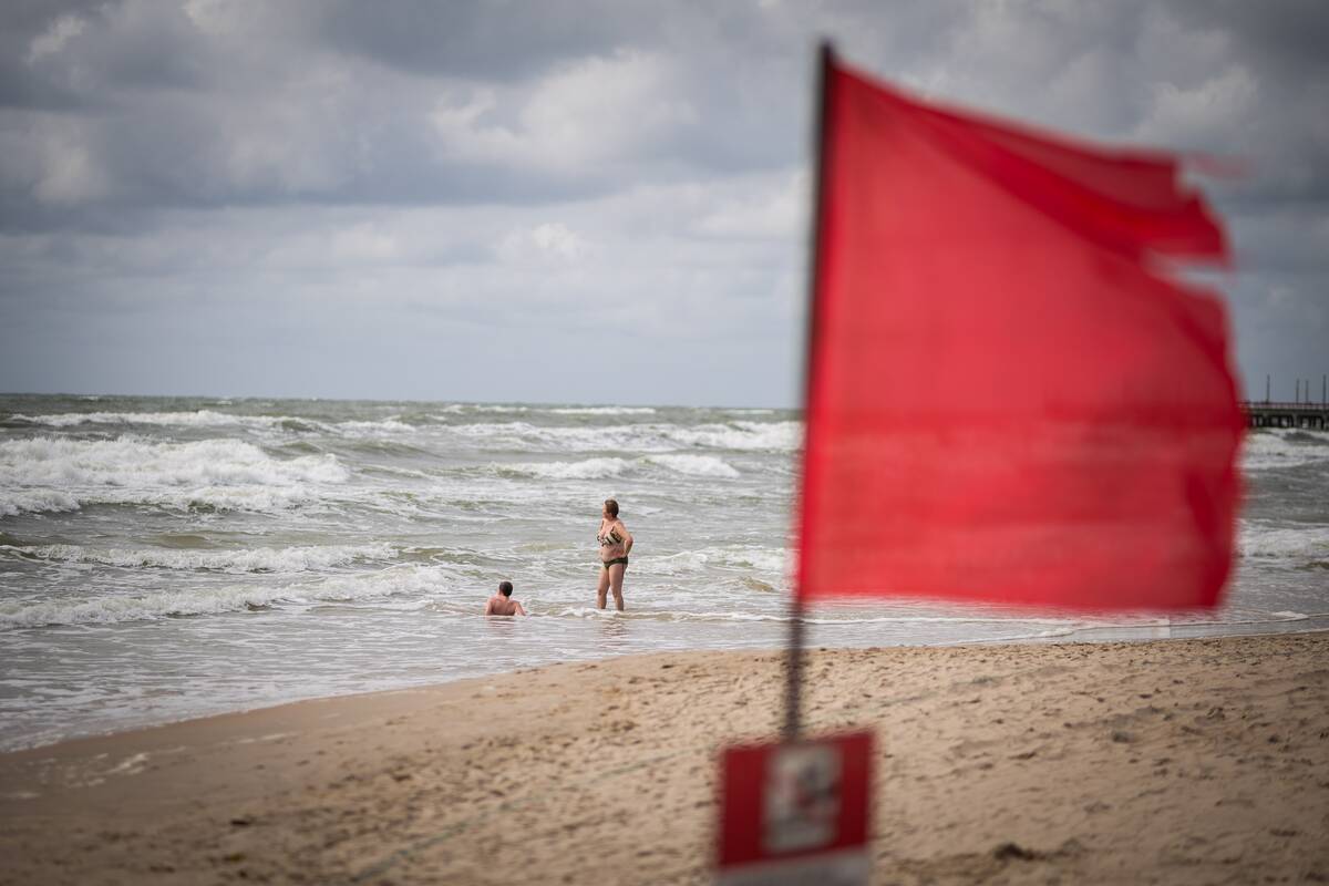 Raudona vėliava Palangos paplūdimyje