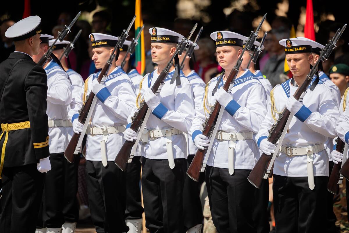 Valstybės vėliavų pakėlimo ceremonija