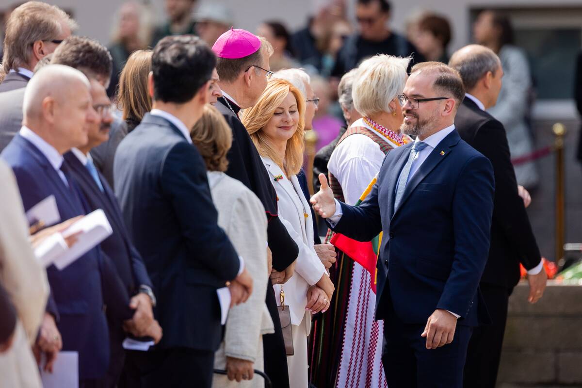 Valstybės vėliavų pakėlimo ceremonija