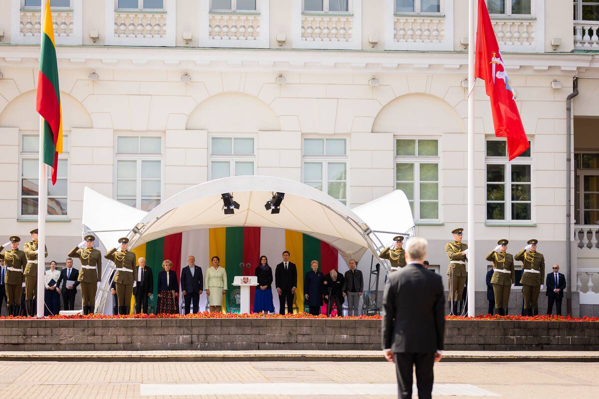 Valstybės vėliavų pakėlimo ceremonija
