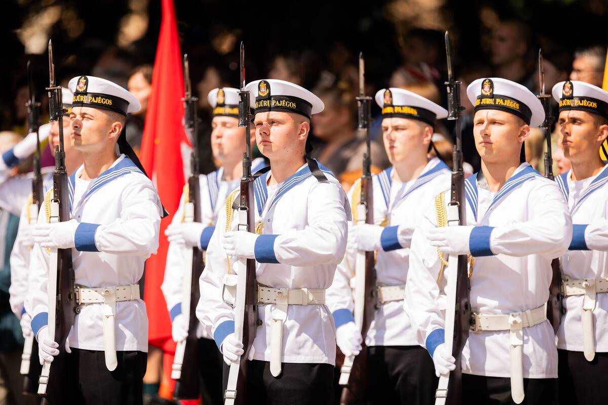 Valstybės vėliavų pakėlimo ceremonija