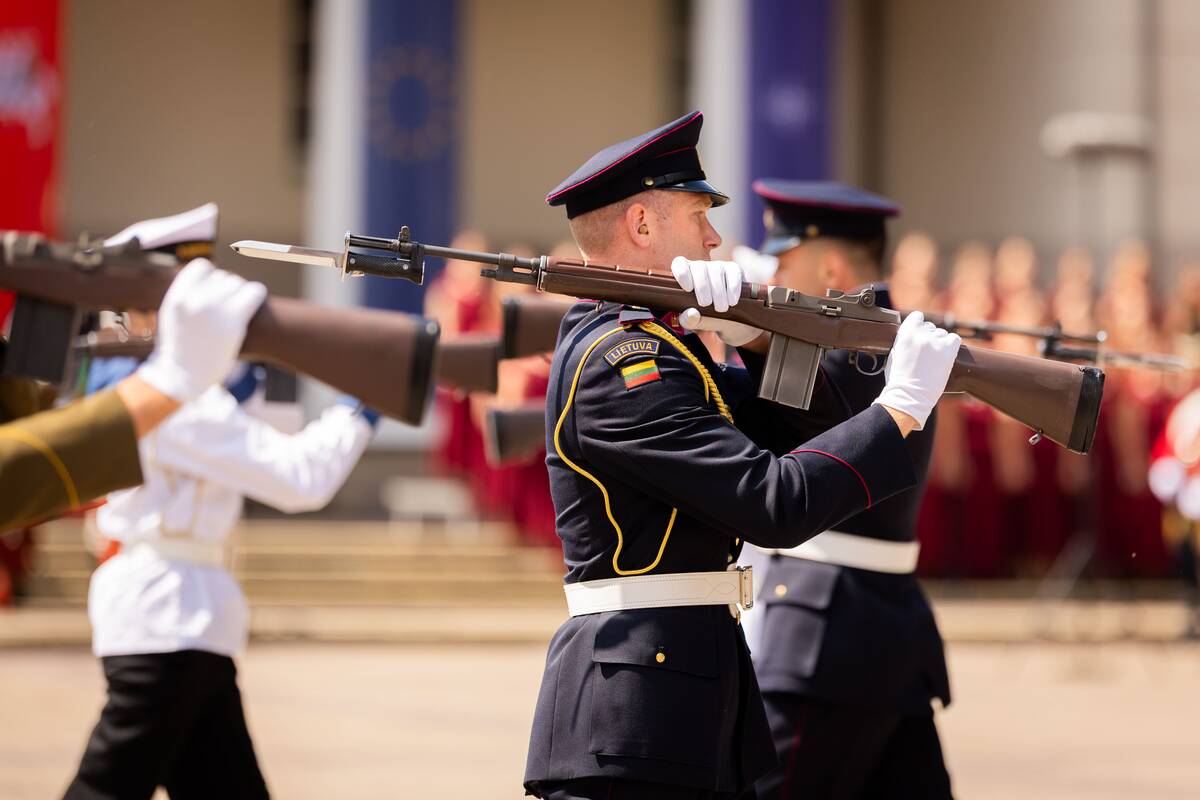 Valstybės vėliavų pakėlimo ceremonija