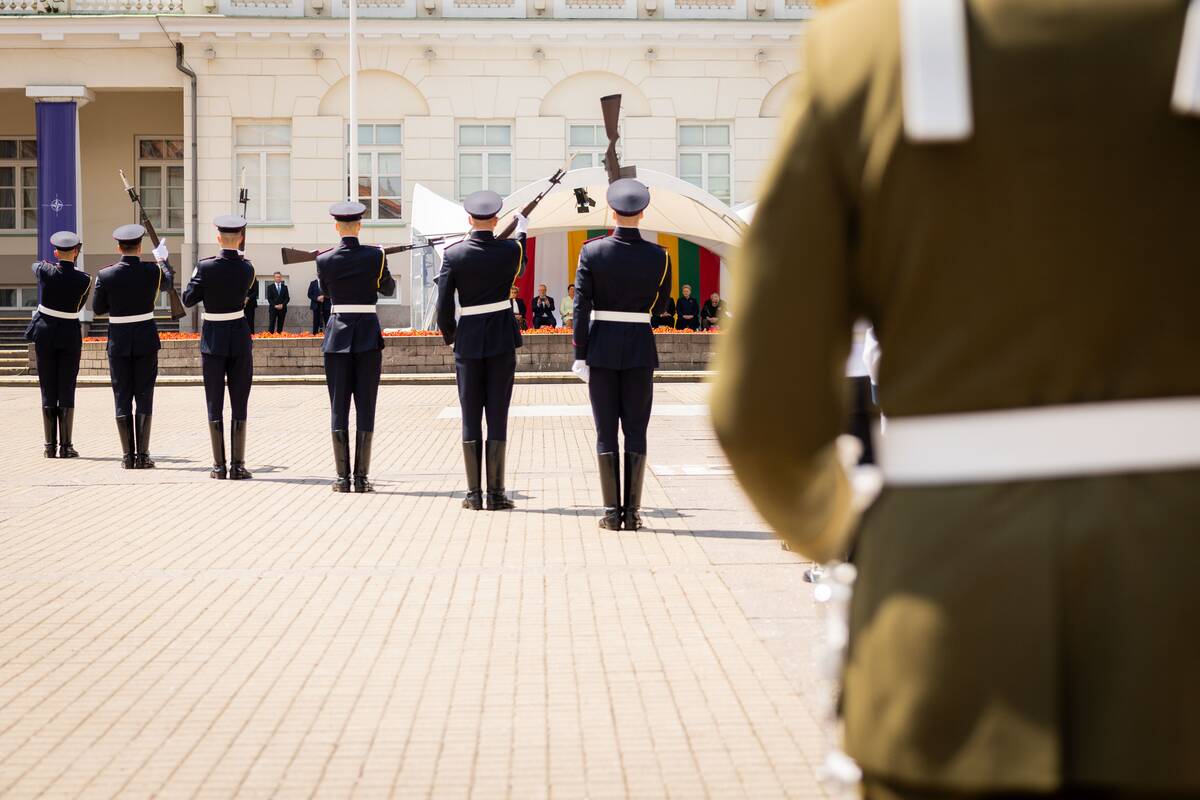 Valstybės vėliavų pakėlimo ceremonija