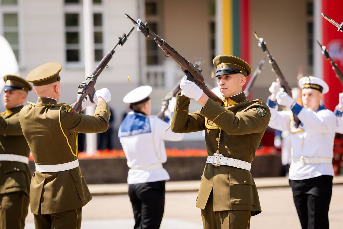 Valstybės vėliavų pakėlimo ceremonija