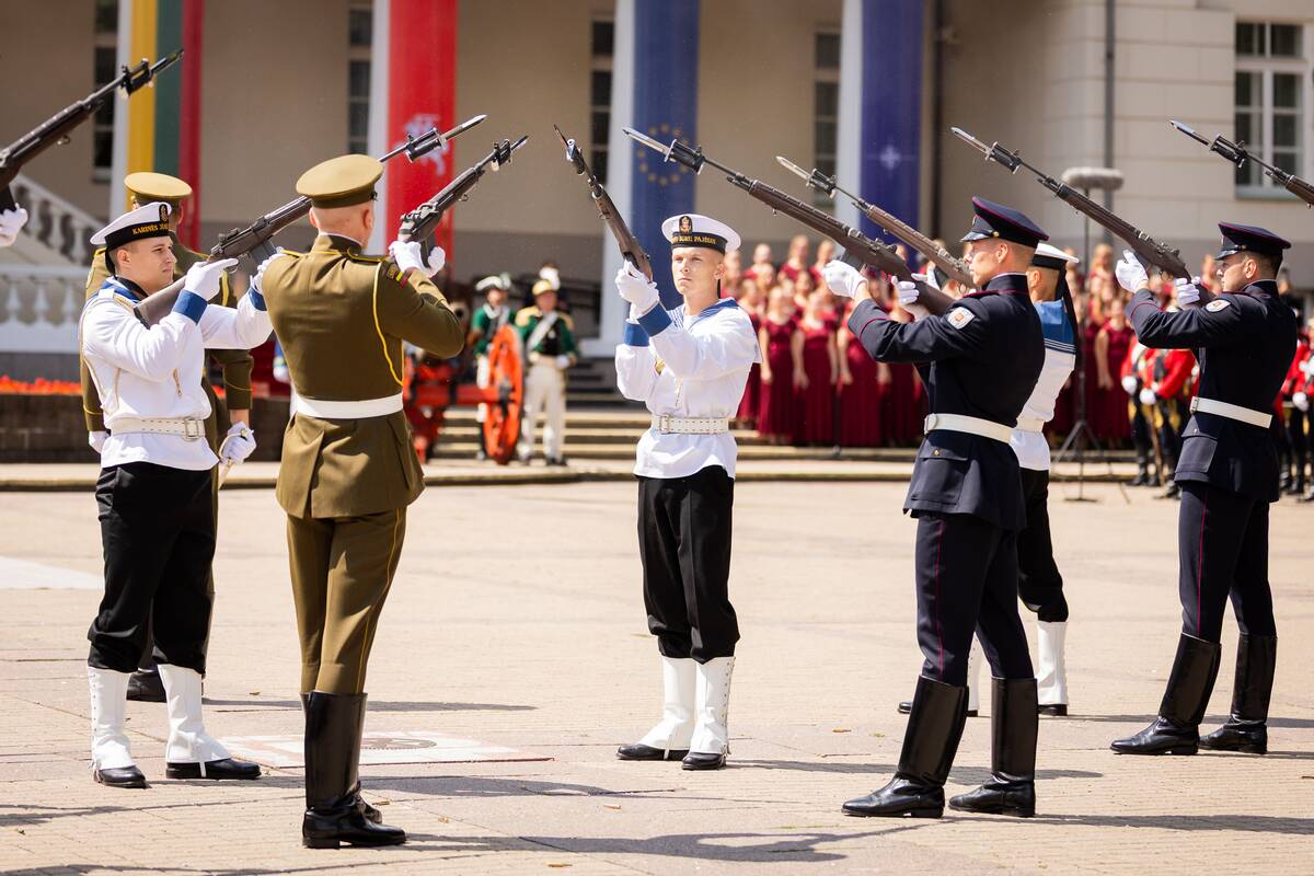 Valstybės vėliavų pakėlimo ceremonija