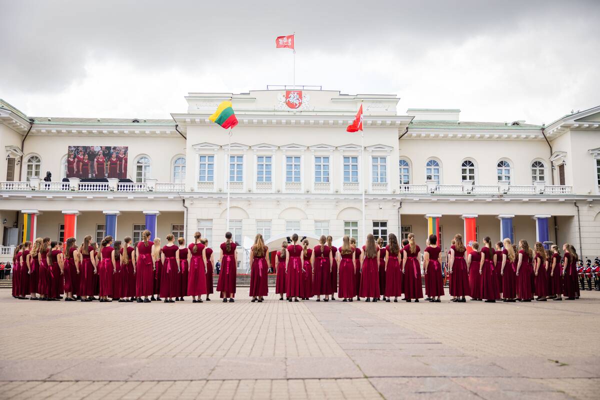 Valstybės vėliavų pakėlimo ceremonija