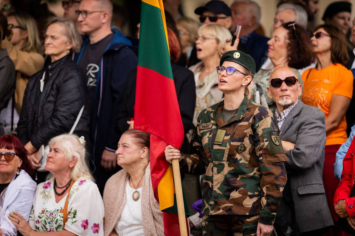 Valstybės vėliavų pakėlimo ceremonija