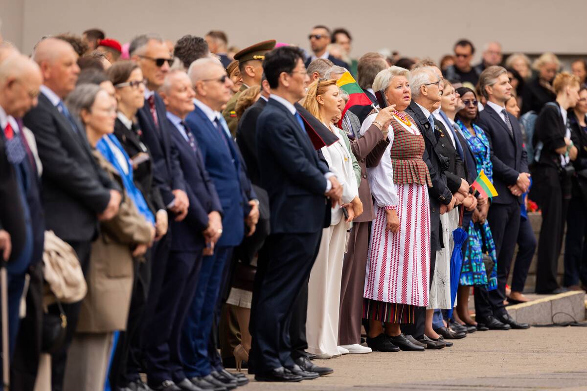 Valstybės vėliavų pakėlimo ceremonija