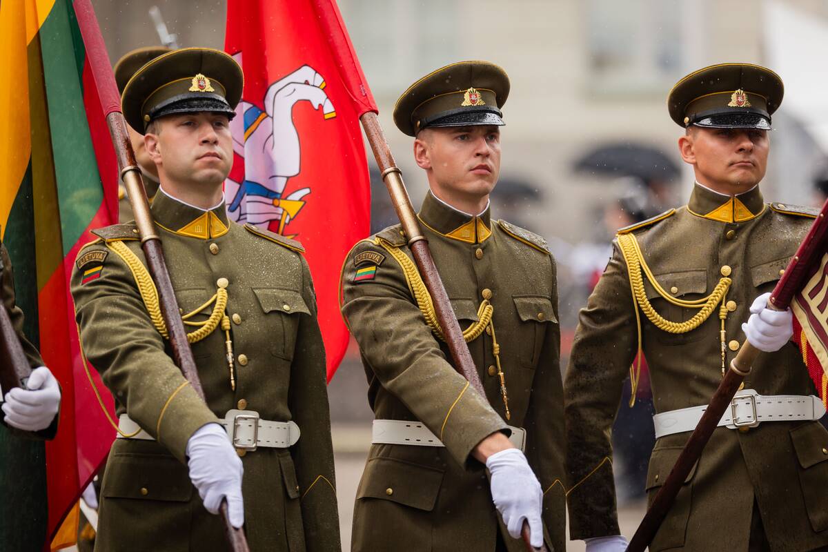 Valstybės vėliavų pakėlimo ceremonija