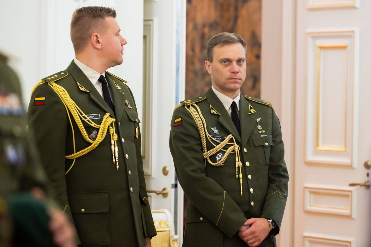 Nausėda suteikė aukštesnius karinius laipsnius dviem Lietuvos karininkams