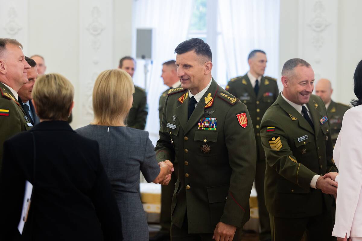 Nausėda suteikė aukštesnius karinius laipsnius dviem Lietuvos karininkams