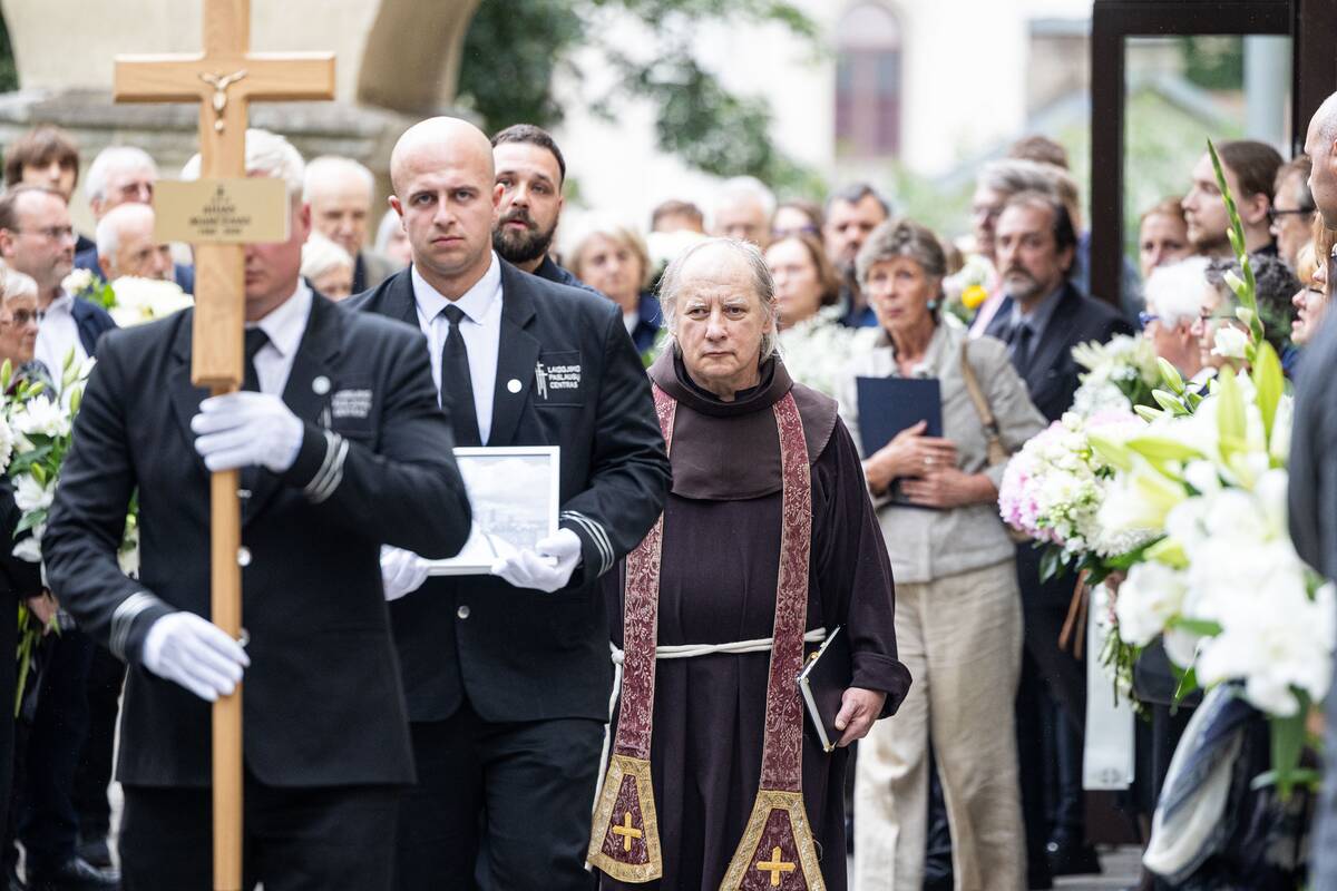 Poetas Aidas Marčėnas išlydėtas į paskutiniąją kelionę