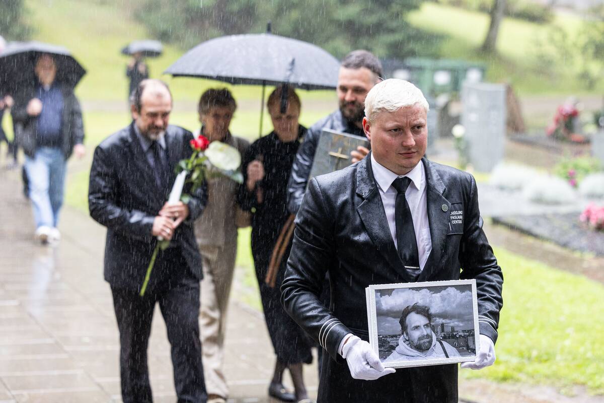 Poetas Aidas Marčėnas išlydėtas į paskutiniąją kelionę