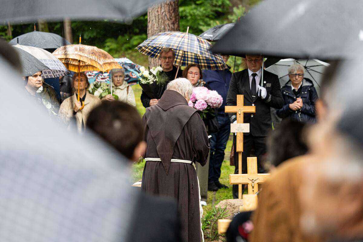 Poetas Aidas Marčėnas išlydėtas į paskutiniąją kelionę