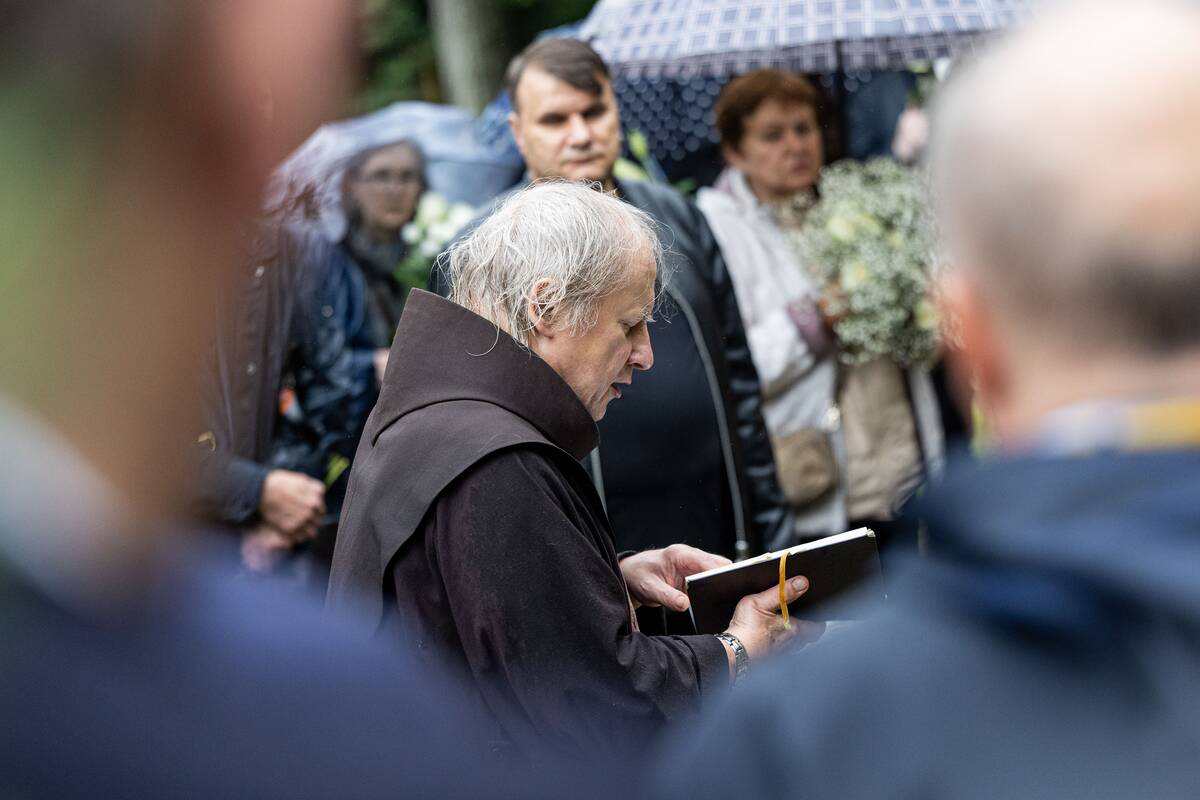 Poetas Aidas Marčėnas išlydėtas į paskutiniąją kelionę