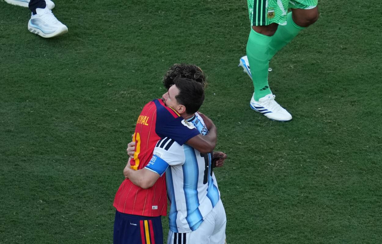 
<span>Yamalis atskleidė, ką jam po apsikabinimo pasakė Messi </span>
