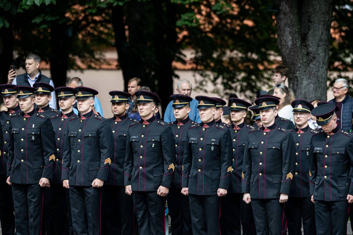Prezidentas  58 kariūnams suteikė pirmąjį karininko laipsnį
