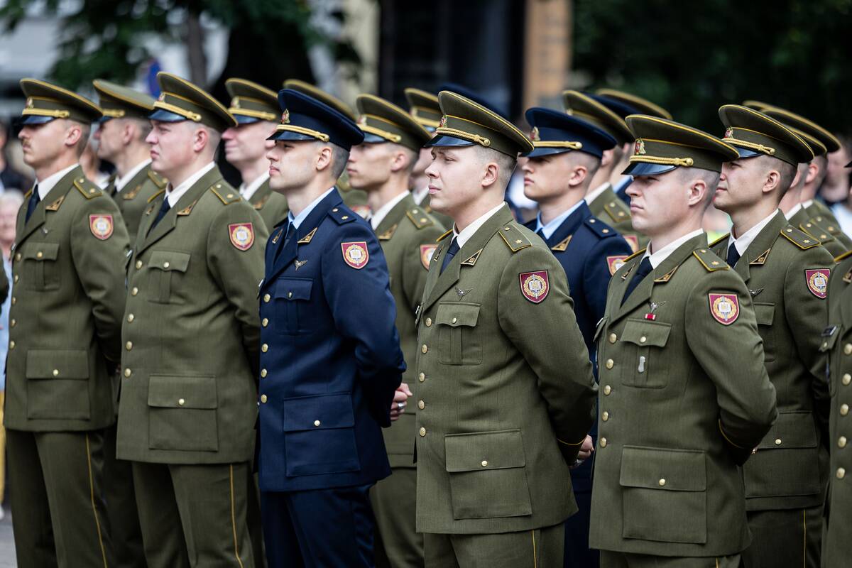 Prezidentas  58 kariūnams suteikė pirmąjį karininko laipsnį