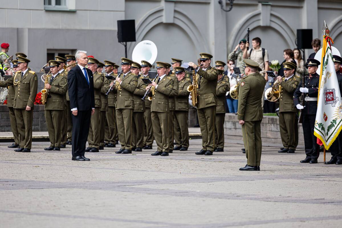 Prezidentas  58 kariūnams suteikė pirmąjį karininko laipsnį