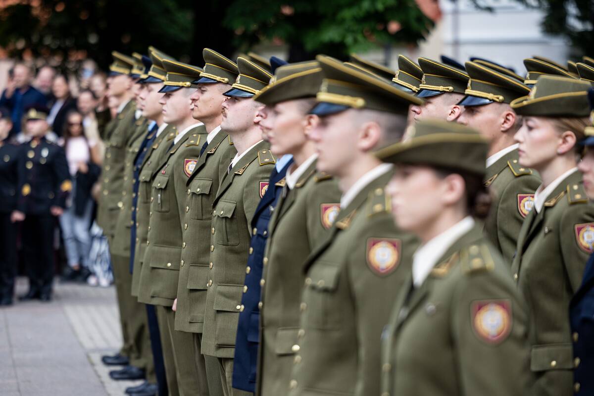 Prezidentas  58 kariūnams suteikė pirmąjį karininko laipsnį