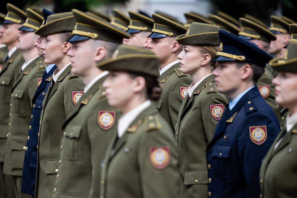 Prezidentas  58 kariūnams suteikė pirmąjį karininko laipsnį