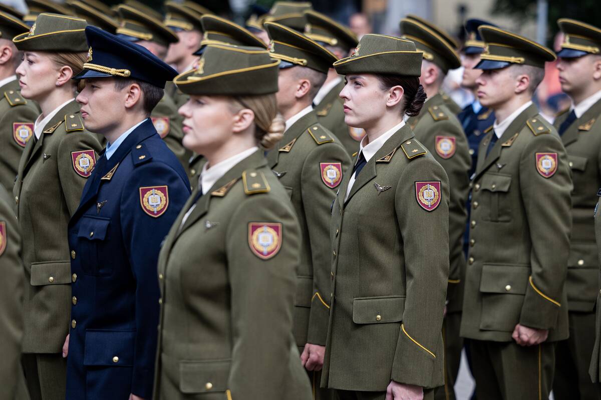 Prezidentas  58 kariūnams suteikė pirmąjį karininko laipsnį