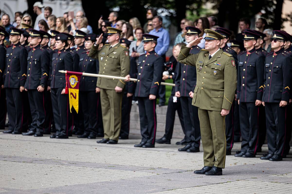 Prezidentas  58 kariūnams suteikė pirmąjį karininko laipsnį