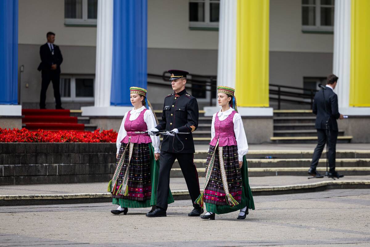 Prezidentas  58 kariūnams suteikė pirmąjį karininko laipsnį