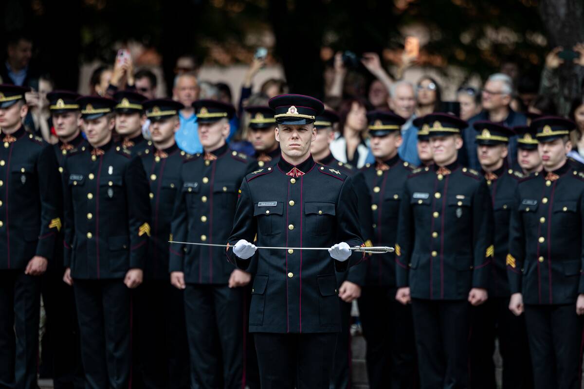 Prezidentas  58 kariūnams suteikė pirmąjį karininko laipsnį