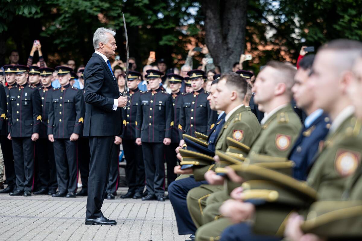 Prezidentas  58 kariūnams suteikė pirmąjį karininko laipsnį