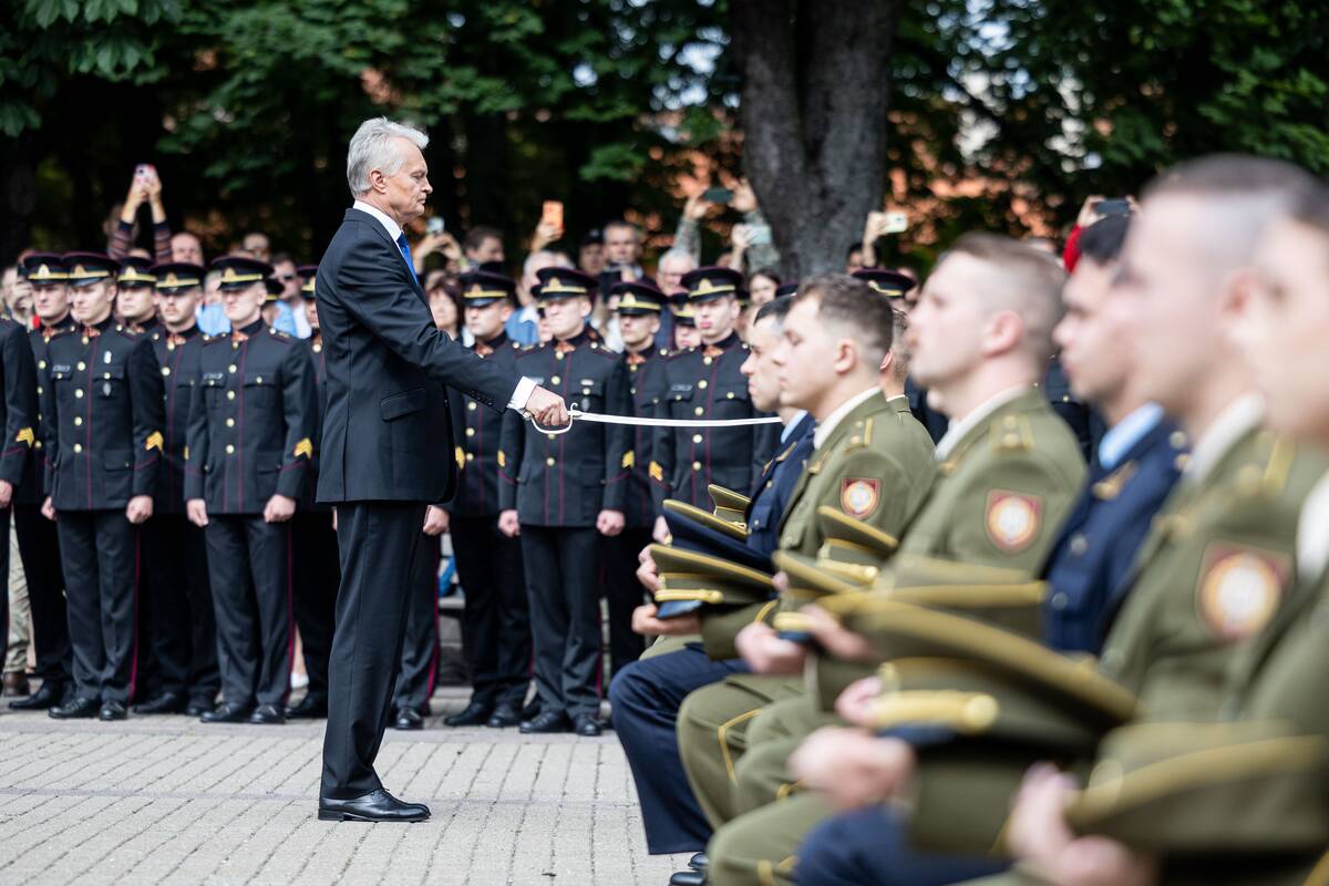 Prezidentas  58 kariūnams suteikė pirmąjį karininko laipsnį