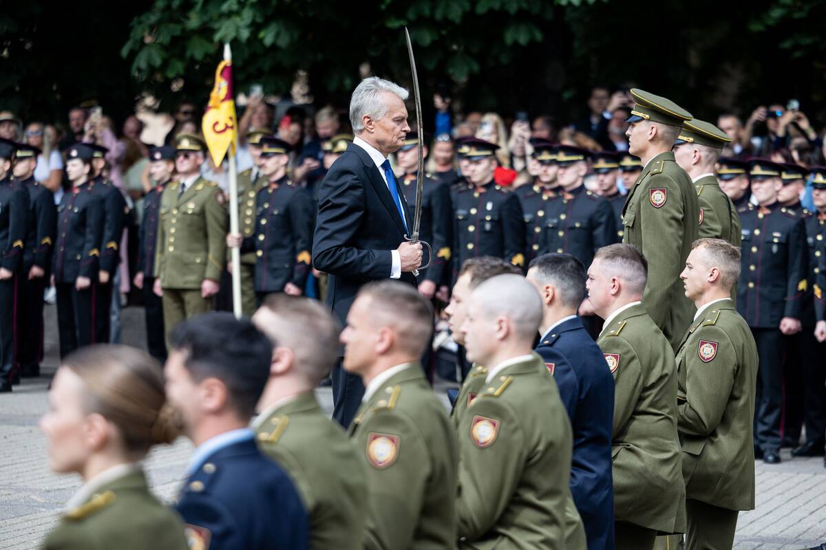 Prezidentas  58 kariūnams suteikė pirmąjį karininko laipsnį