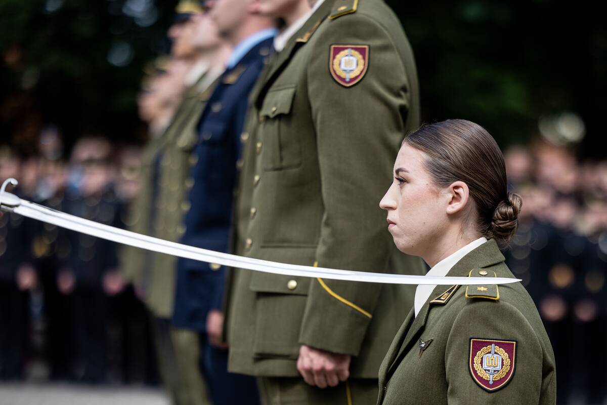 Prezidentas  58 kariūnams suteikė pirmąjį karininko laipsnį