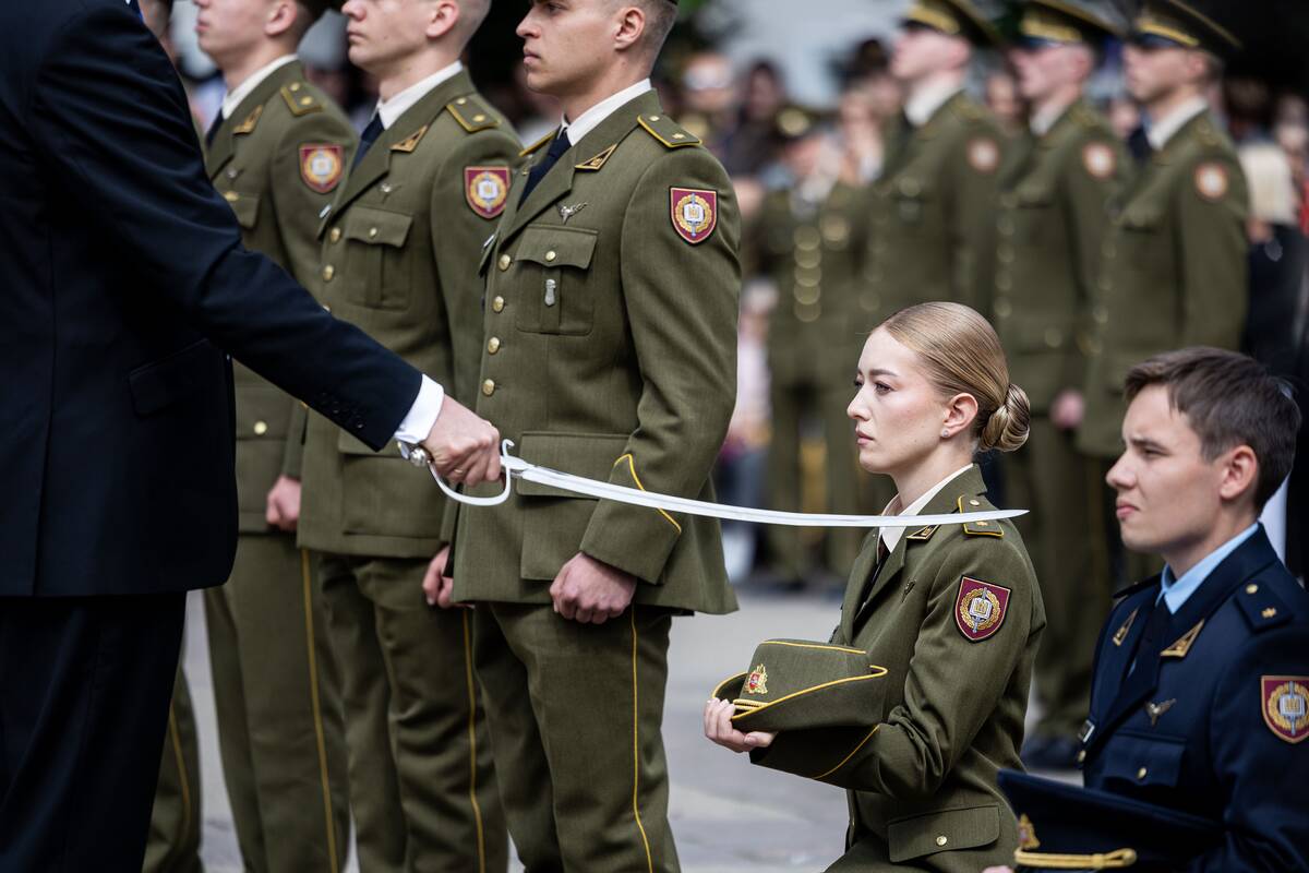 Prezidentas  58 kariūnams suteikė pirmąjį karininko laipsnį