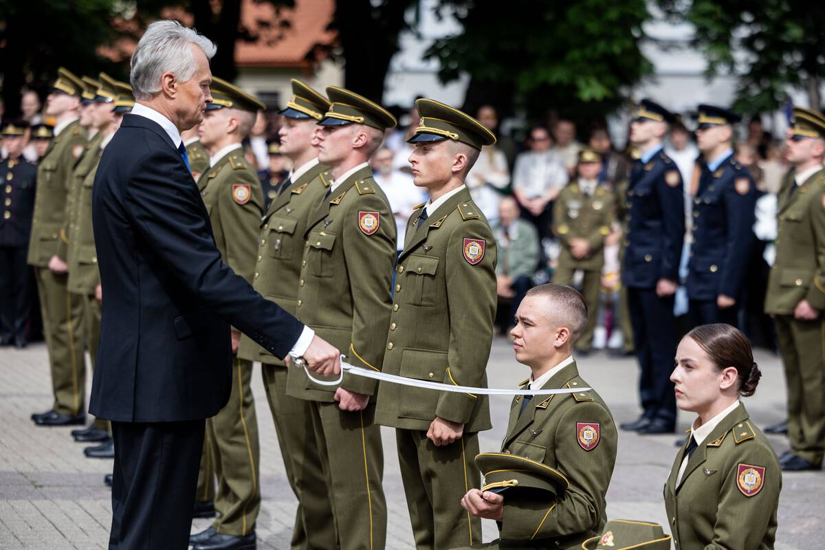 Prezidentas  58 kariūnams suteikė pirmąjį karininko laipsnį