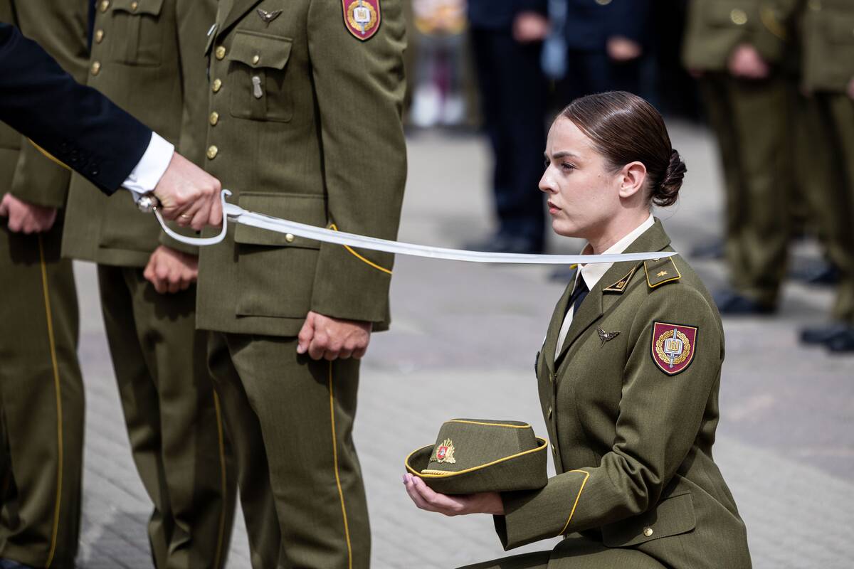 Prezidentas  58 kariūnams suteikė pirmąjį karininko laipsnį