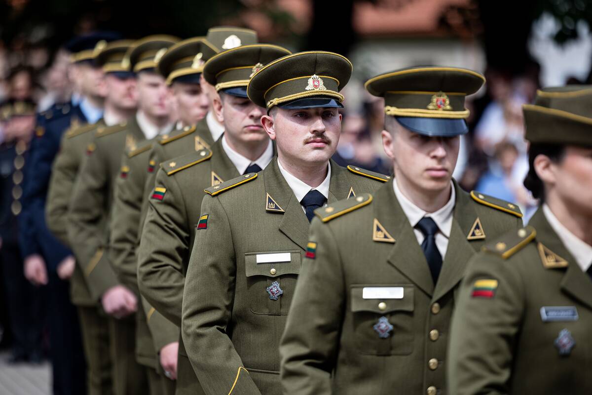 Prezidentas  58 kariūnams suteikė pirmąjį karininko laipsnį