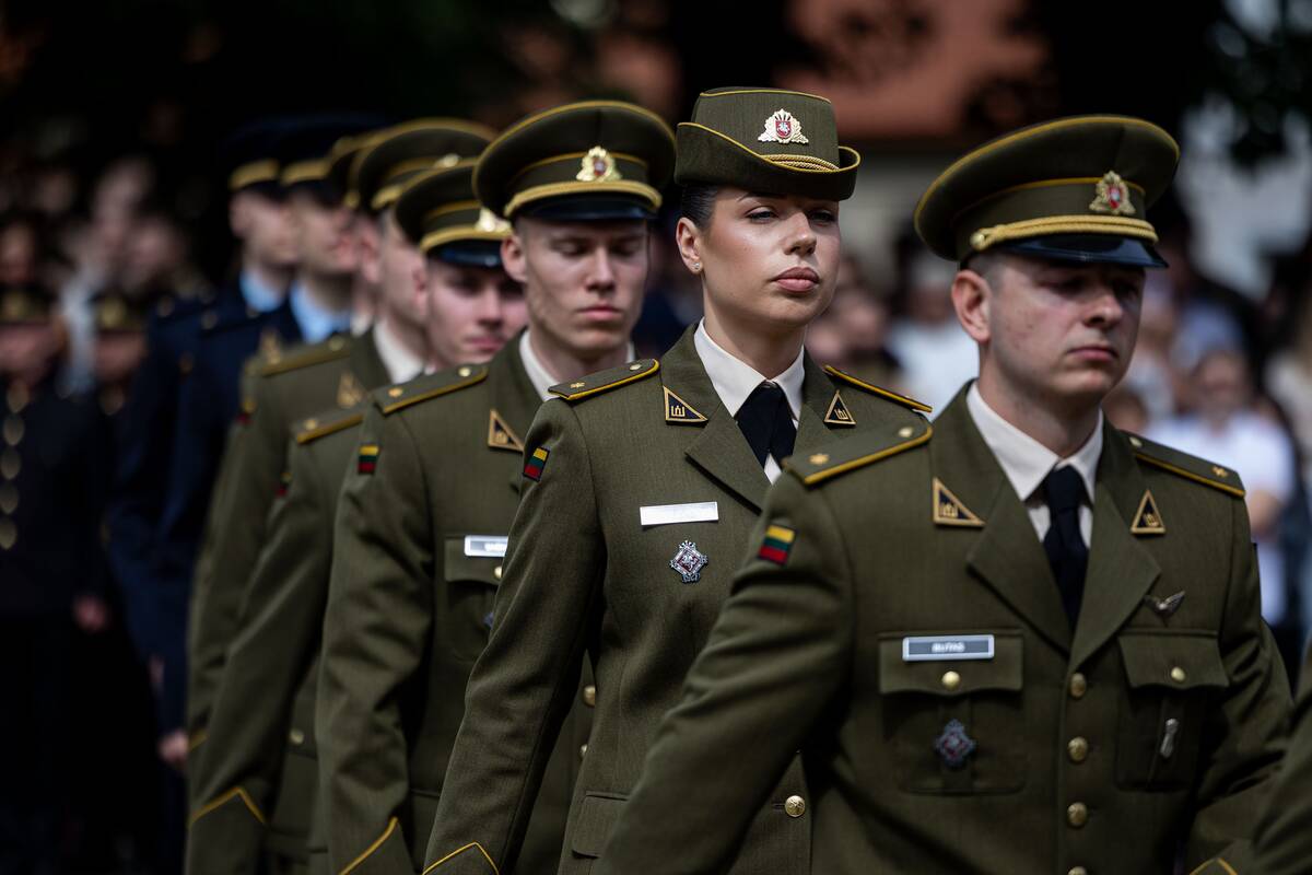 Prezidentas  58 kariūnams suteikė pirmąjį karininko laipsnį
