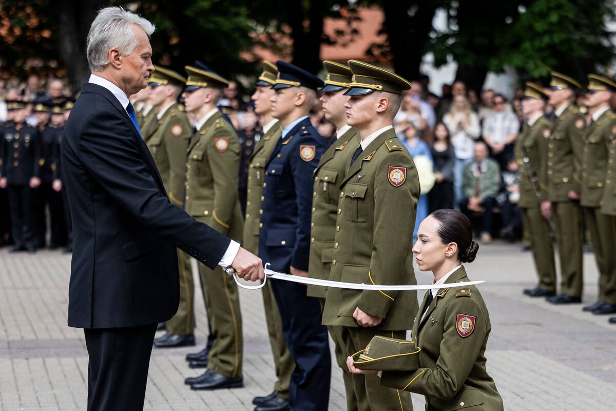 Prezidentas  58 kariūnams suteikė pirmąjį karininko laipsnį