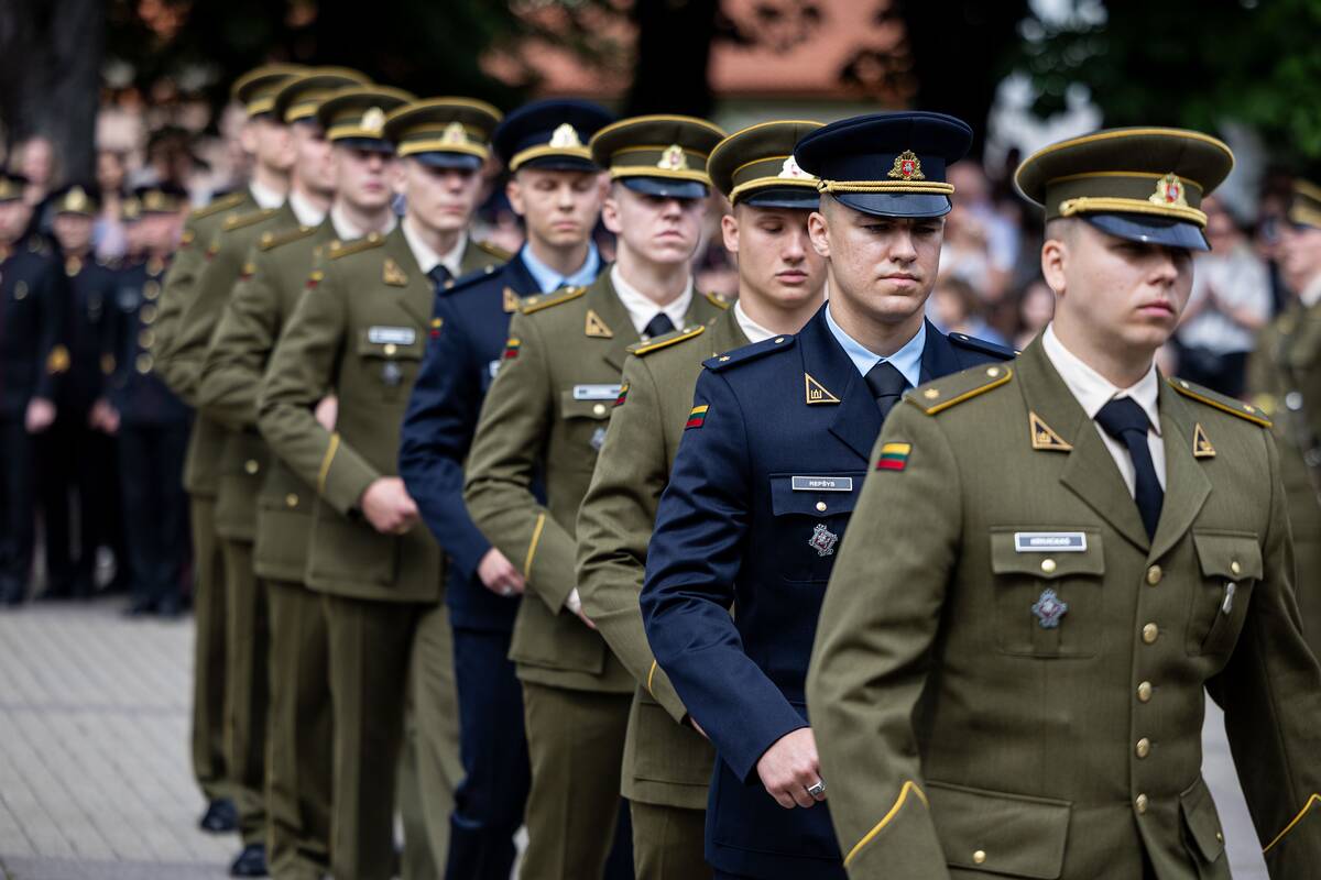 Prezidentas  58 kariūnams suteikė pirmąjį karininko laipsnį