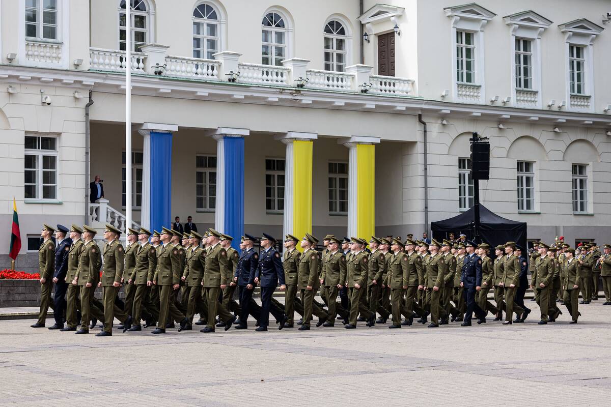 Prezidentas  58 kariūnams suteikė pirmąjį karininko laipsnį