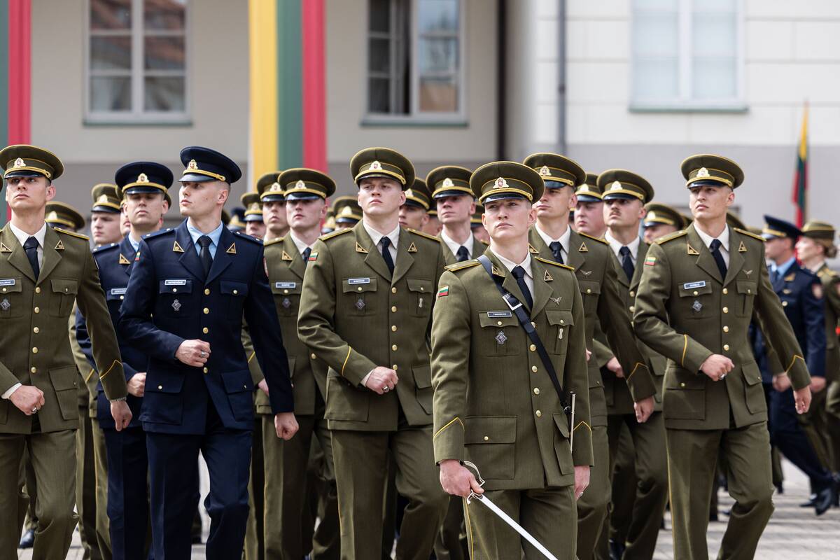 Prezidentas  58 kariūnams suteikė pirmąjį karininko laipsnį
