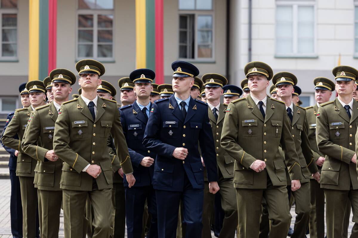 Prezidentas  58 kariūnams suteikė pirmąjį karininko laipsnį