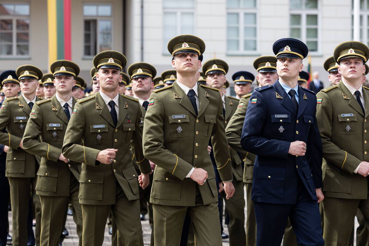 Prezidentas  58 kariūnams suteikė pirmąjį karininko laipsnį