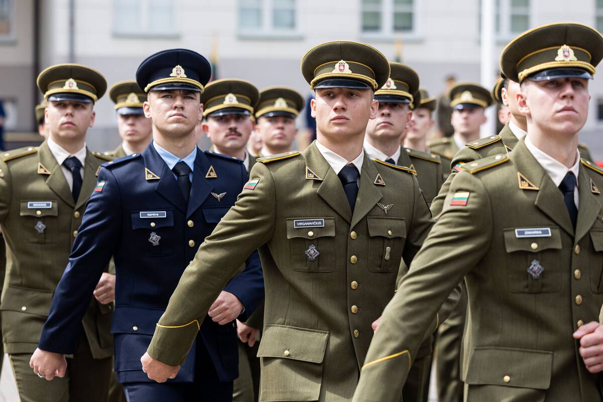 Prezidentas  58 kariūnams suteikė pirmąjį karininko laipsnį