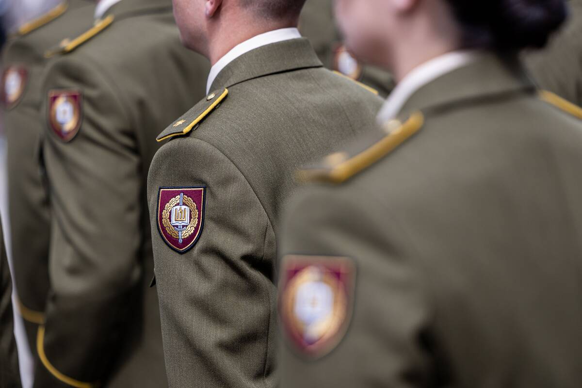 Prezidentas  58 kariūnams suteikė pirmąjį karininko laipsnį