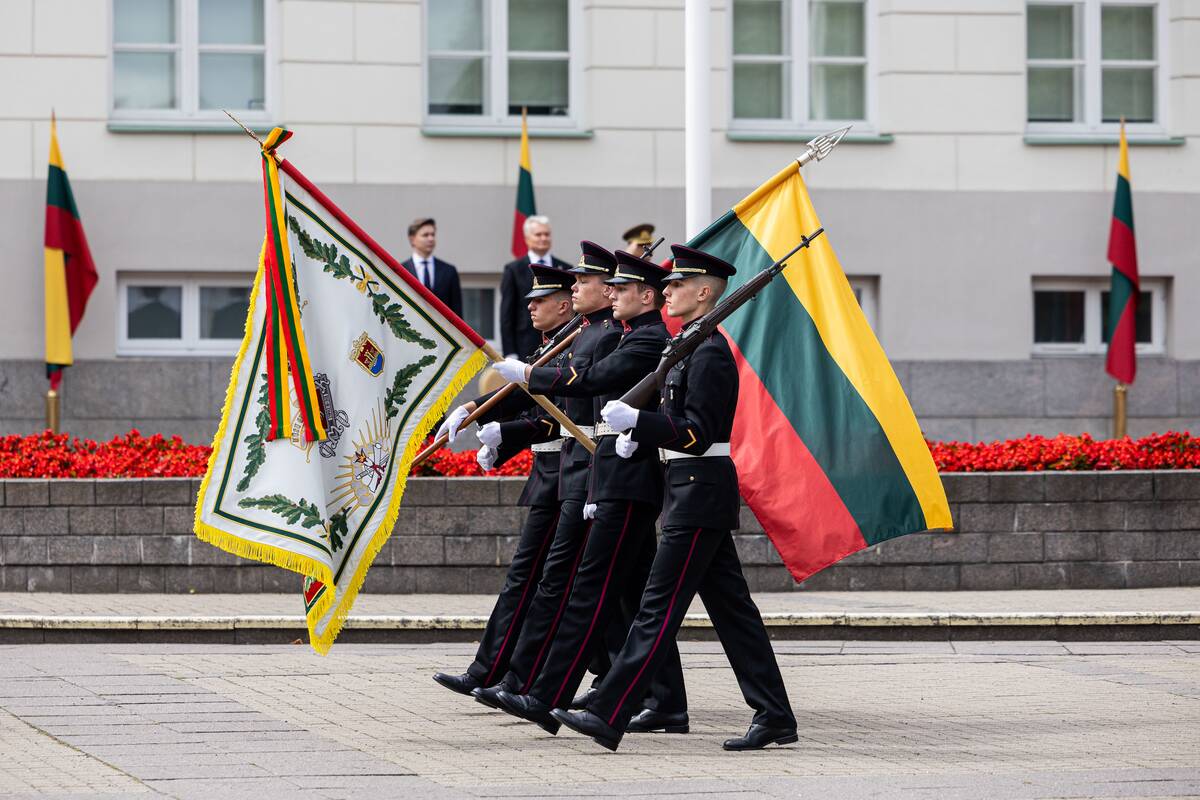 Prezidentas  58 kariūnams suteikė pirmąjį karininko laipsnį