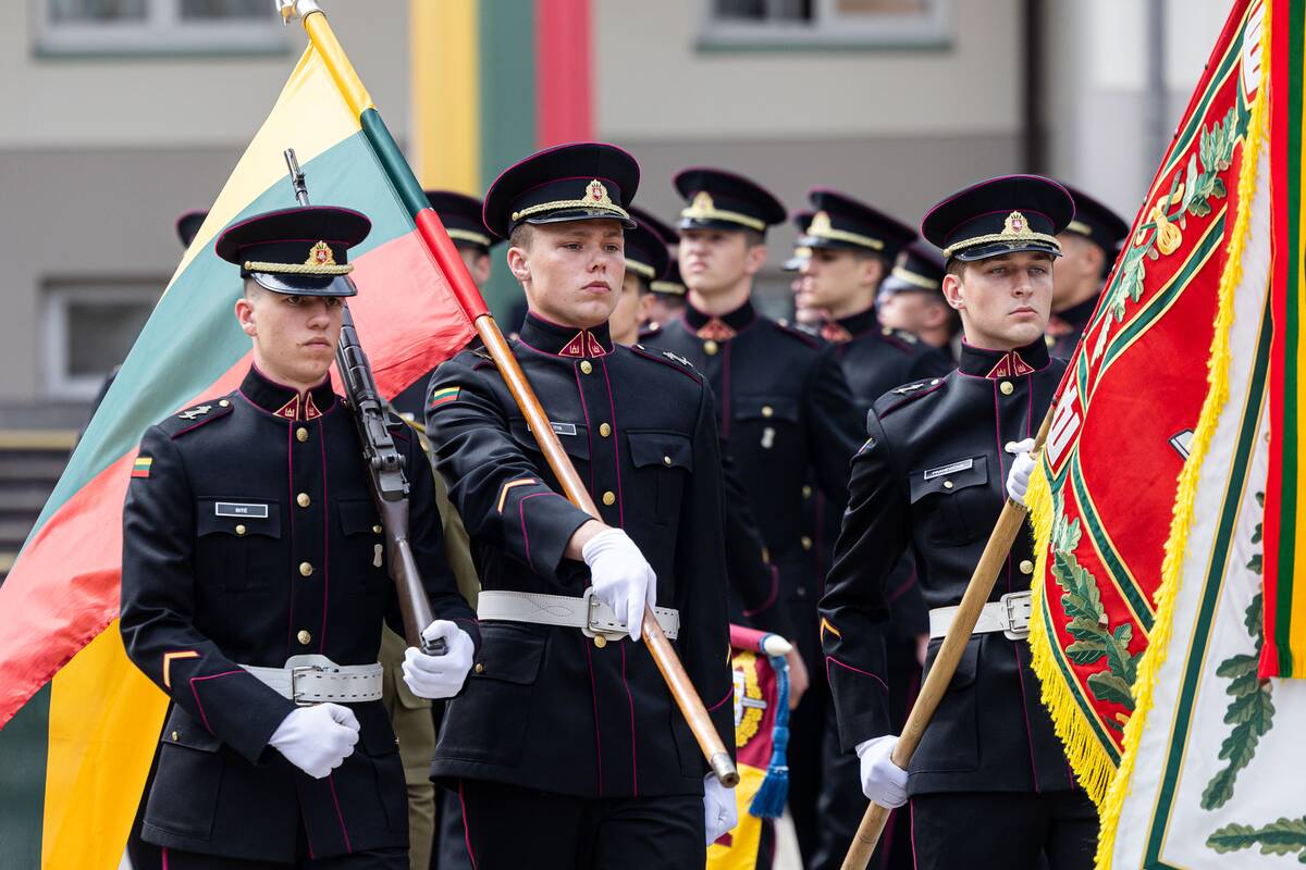 Prezidentas  58 kariūnams suteikė pirmąjį karininko laipsnį